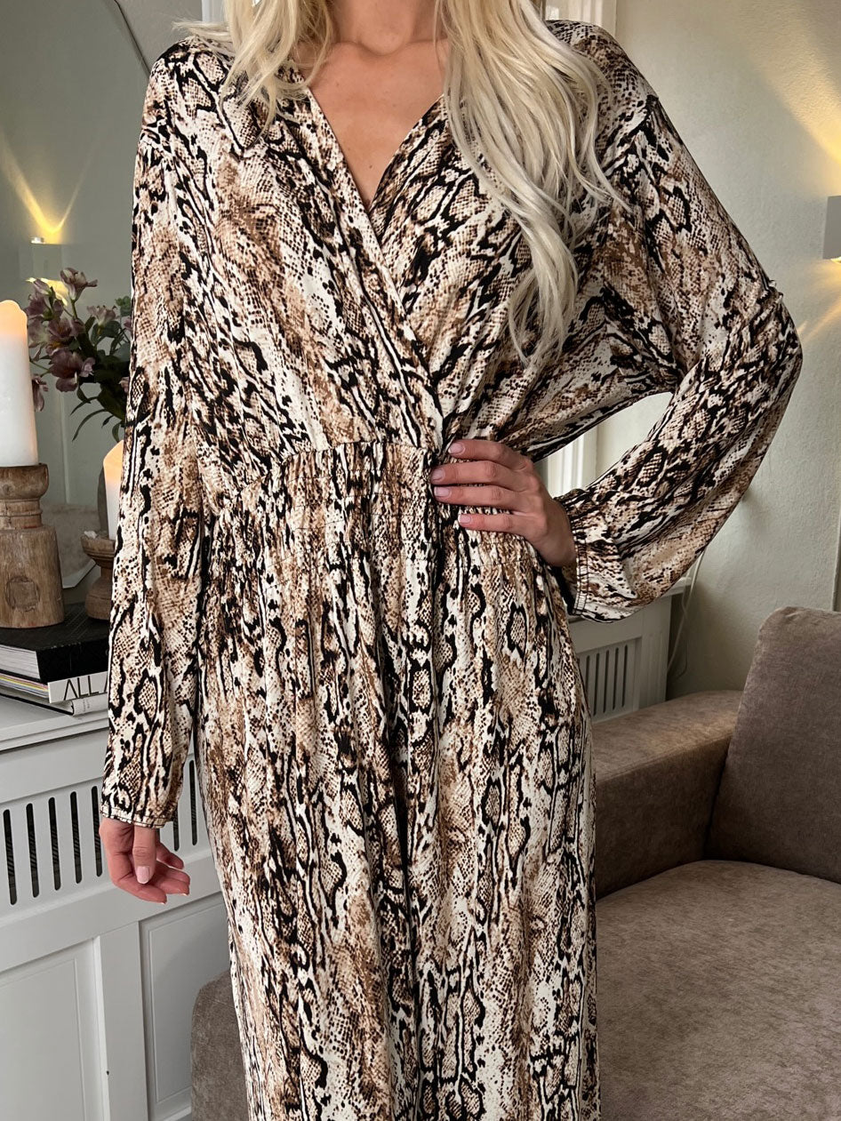 Pams Long Sleeve - Lång stretchig klänning i rynkfritt tyg i stora storlekar - Zebra